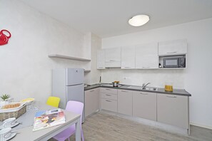 Køleskab, mikrobølgeovn, kogeplade, opvaskemaskine