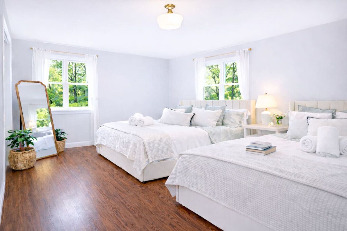 4 soverom, skrivebord, strykejern/-brett og reiseseng for barn