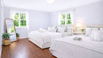 4 soverom, skrivebord, strykejern/-brett og reiseseng for barn