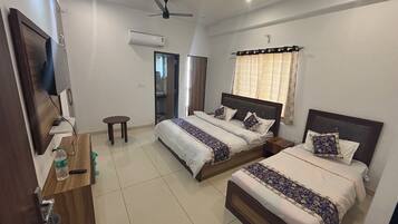 Deluxe Triple Room, City View | Free WiFi, bed sheets