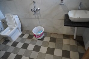 Regadera, toallas, jabón, papel de baño