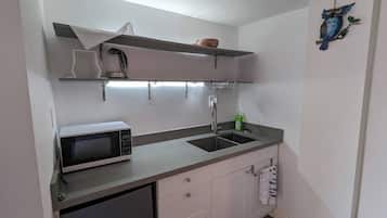 Réfrigérateur, micro-ondes, cafetiÚre/bouilloire