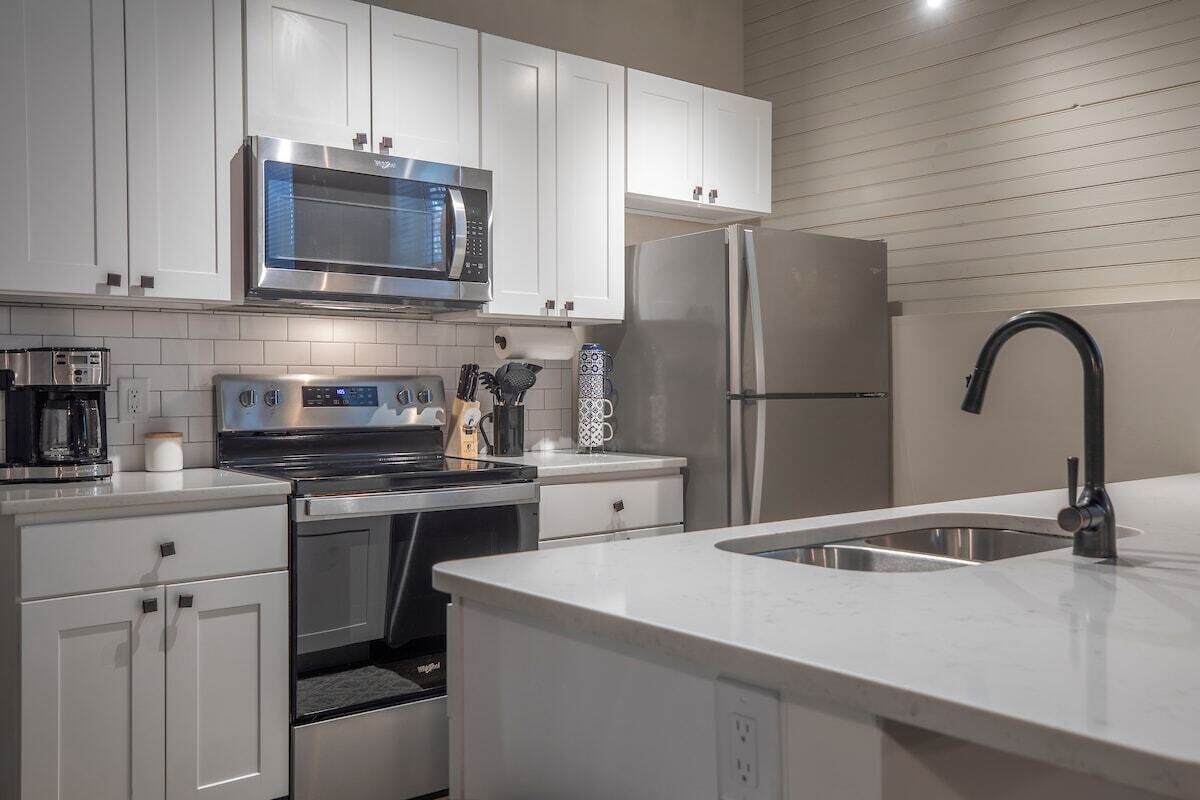 Kjøleskap, mikrobølgeovn, ovn og kokeplater