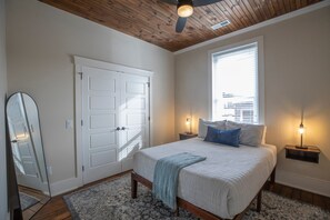 1 bedroom, iron/ironing board, WiFi, bed sheets - Historic Farmer’s Supply- 1bd/1bth DT Floyd #204 (Floyd)