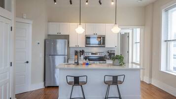 Geladeira, micro-ondas, fogão, cooktop