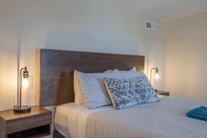 2 bedrooms, iron/ironing board, WiFi