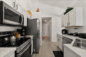 Kylskåp, mikrovågsugn, ugn och spishäll