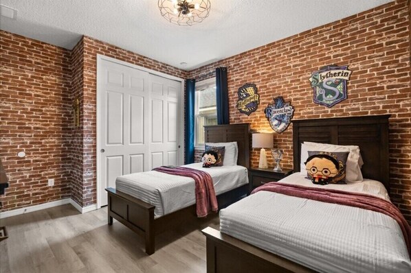 9 chambres, fer et planche à repasser, Wi-Fi, draps fournis