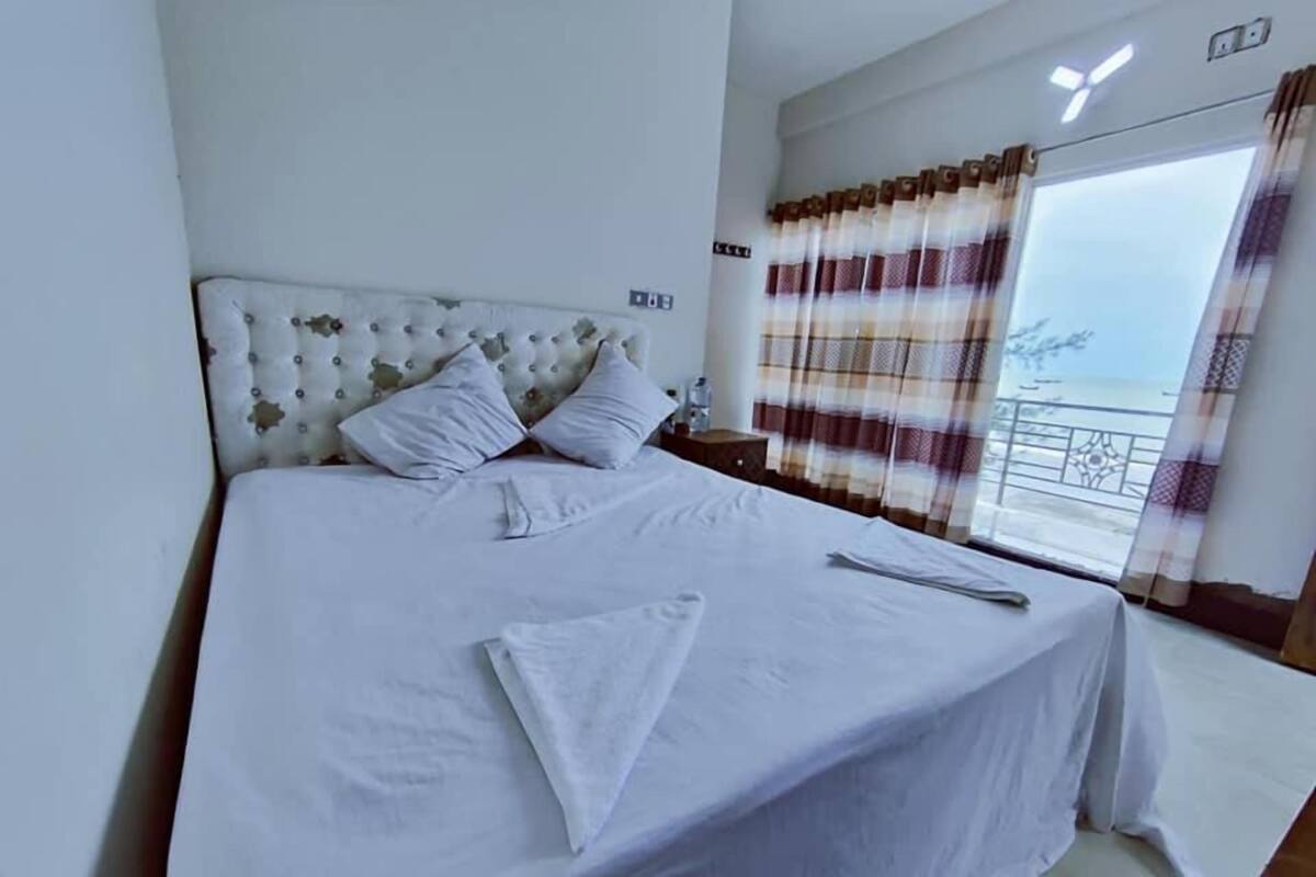 Honeymoon Room, Sea View | In-room safe, desk, soundproofing