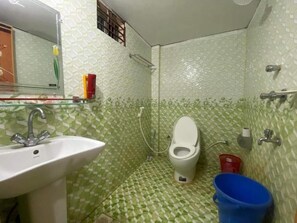 Amenidades de baño gratuitas, pantuflas, toallas, jabón 
