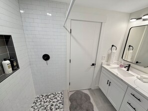 Douche, sèche-cheveux, serviettes fournies, savon
