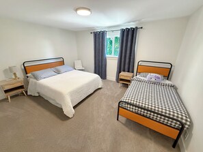 4 bedrooms, free WiFi, bed sheets - Spacious 4BR Upper Duplex Unit • AC • WiFi • Quiet Area • Near SeaTac Airport (SeaTac)