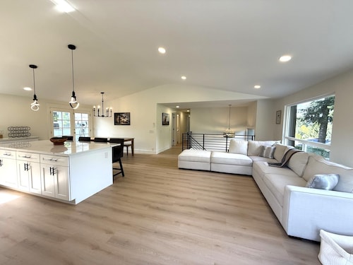 Spacious 4-bedroom Upper unit Flat, SeaTac no fly zone, with WiFi, AC