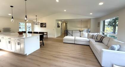 Spacious 4-bedroom Upper unit Flat, SeaTac no fly zone, with WiFi, AC