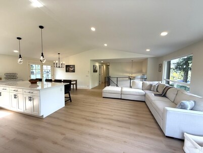 Spacious 4-bedroom Upper unit Flat, SeaTac no fly zone, with WiFi, AC