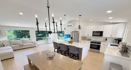 Spacious 4BR Upper Duplex Unit • AC • WiFi • Quiet Area • Near SeaTac Airport