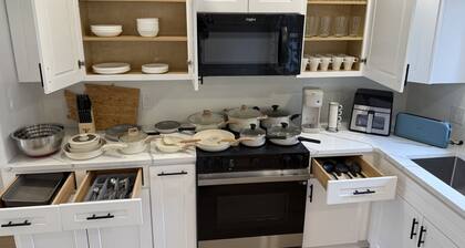 Spacious 4-bedroom Upper unit Flat, SeaTac no fly zone, with WiFi, AC