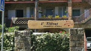 Señal de hotel con la inscripción 'Le Tilleul' y 'Chambres d'hôtes', indicando que es una casa de huéspedes.