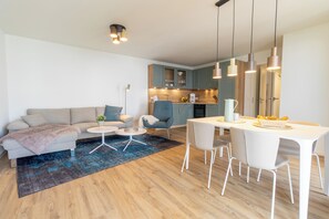 Fernseher, Bücher, Stereoanlage