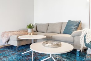 Fernseher, Bücher, Stereoanlage