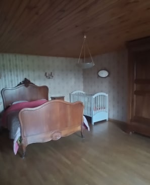 4 slaapkamers, een strijkplank/strijkijzer, wifi, beddengoed