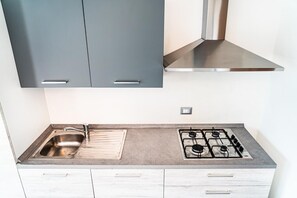 Kühlschrank, Ofen, Hochstuhl, Kochgeschirr/Geschirr/Besteck