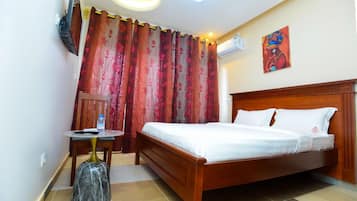 Habitación individual clásica, vistas al patio | Caja fuerte, cortinas opacas, tabla de planchar con plancha