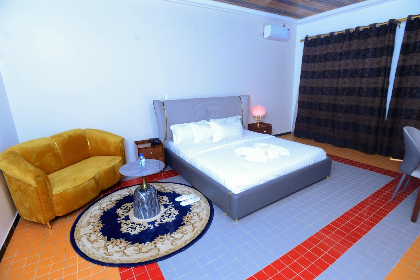 Chambre Deluxe, vue cour intérieure | Coffres-forts dans les chambres, rideaux occultants