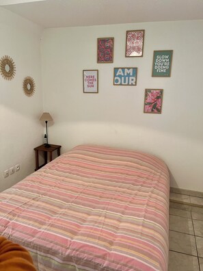 1 chambre, fer et planche à repasser, Wi-Fi gratuit, draps fournis