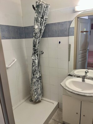 Douche, sèche-cheveux, serviettes fournies, papier toilette