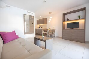 TV - Apartment 'Standard 5' with Shared Pool, Wi-Fi and Air Conditioning (Cala Agulla)