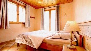 5 bedrooms, iron/ironing board, free WiFi, bed sheets