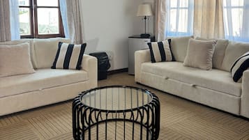 Suite de lujo, vista al jardín | Área de sala de estar | Smart TV, Netflix y servicios de streaming