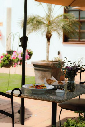 Free daily continental breakfast  - Hacienda San Angel (Ensenada)
