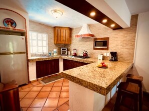 Een magnetron, een kookplaat