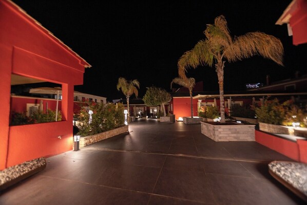 المنطقة المحيطة بالمنشأة