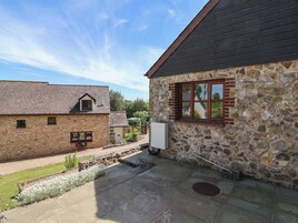 Un bâtiment en pierre avec un toit en pente et une petite fenêtre.