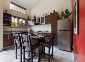 Kühlschrank, Mikrowelle, Herdplatte, Wasserkocher mit Kaffee-/Teezubehör