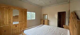 Jammaisarr Residence: 2-bedroom apartment in awesome Serrekunda with WiFi, AC