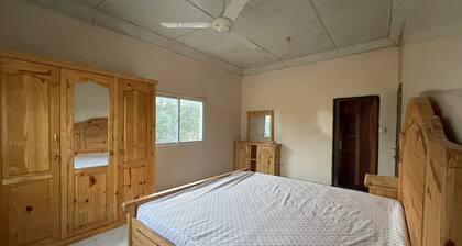 Jammaisarr Residence: 2-bedroom apartment in awesome Serrekunda with WiFi, AC