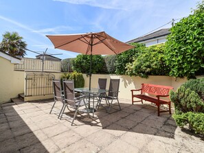 Outdoor dining - Ambermist (Kingsbridge)