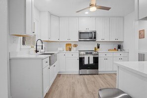 Een koelkast, een microgolfoven, een oven, een kookplaat