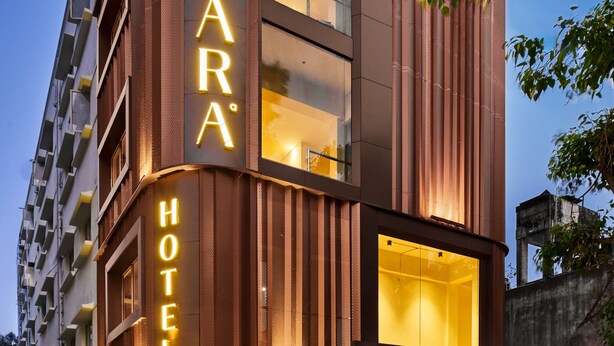 Un hôtel moderne avec une enseigne bien visible portant l’inscription « TAARA HOTEL ».