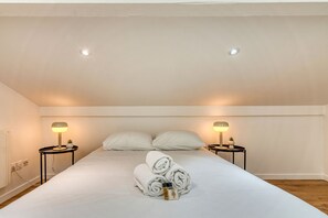 1 bedroom, iron/ironing board, bed sheets - Le Petit Tolstoï - Appart cosy 2pers (Villeurbanne)