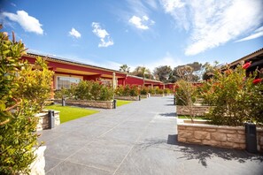 المنطقة المحيطة بالمنشأة