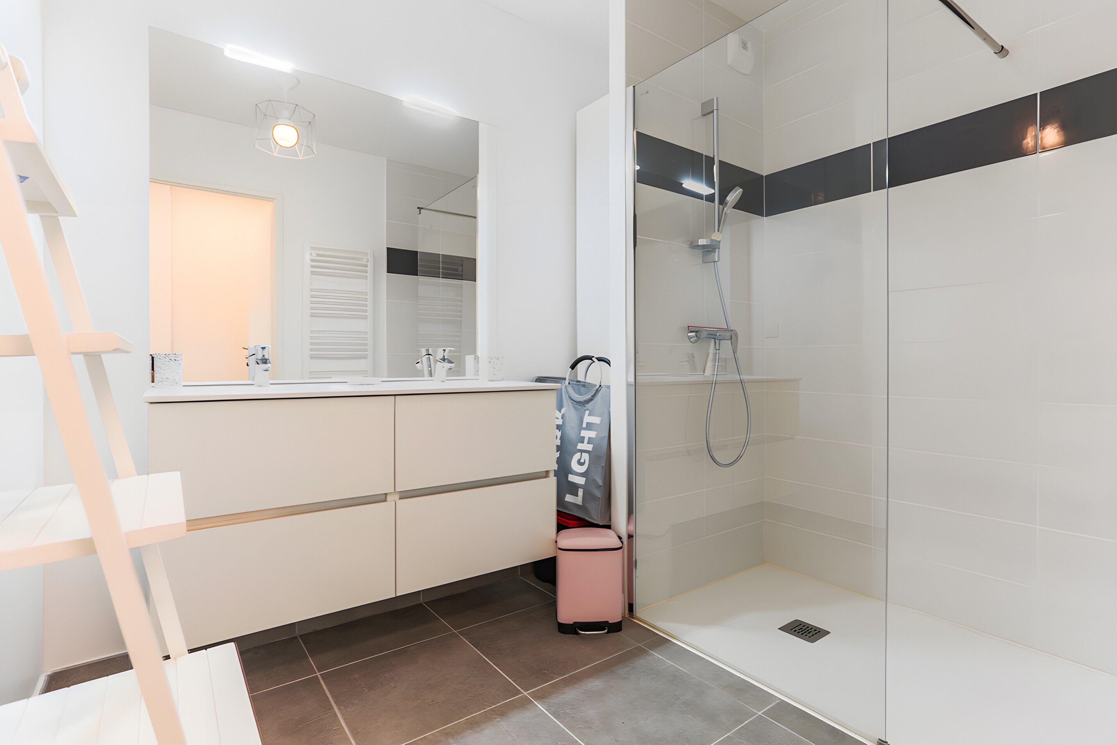 Douche, sèche-cheveux, serviettes fournies