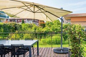 Outdoor dining - Ideal Family Getaway in Seignosse: Elegance, Comfort, and Nature Steps from the Ocean (Seignosse)