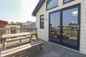 Outdoor dining - Lodge 18 (Wadebridge)