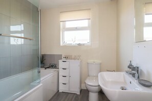 Shower, hair dryer - Lodge 18 (Wadebridge)