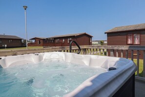 Outdoor spa tub - Lodge 18 (Wadebridge)